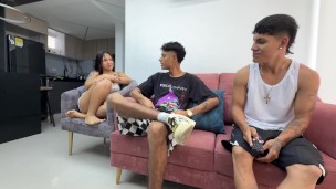 La estupida de mi madrastra piensa que soy gay y junto con mi mejor amigo le doy una buena follada.