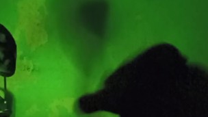 Joven se masturba de noche