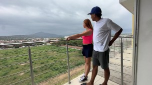 Veo linda desconocida en el parque y la invito a mi apartamento para enseñarle nuevos ejercicios.