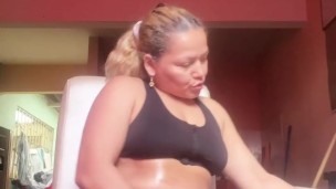 me aplico aceite en mi piel y me pongo cachonda y humeda