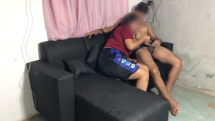 Invito a mi humilde vecina del barrio a ver la tv mientras el cachondo del marido no esta