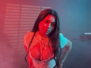 Sesión de fotos se pone caliente, le doy una mamada y termina en mis tetas. 1/16