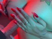 Sesión de fotos se pone caliente, le doy una mamada y termina en mis tetas. 15/16