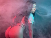 Sesión de fotos se pone caliente, le doy una mamada y termina en mis tetas. 2/16