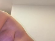 Mi linda vecina se aprovecha de mi inocencia y me convence para que yo la folle duro y me corra.