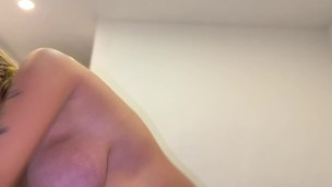 Mi linda vecina se aprovecha de mi inocencia y me convence para que yo la folle duro y me corra.