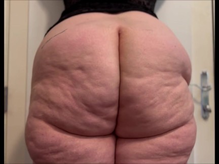 BIG BOOTY MILF TAKES AGILITY TEST