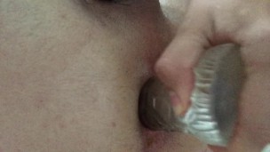 Sklave fickt sich mit großem Dildo