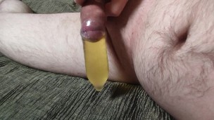 Мочусь и кончаю в презерватив лежа на кровати