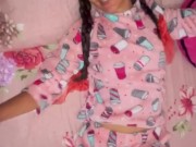 Eu acordo minha meiairmã  de 18 anos transando com ela