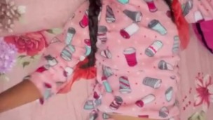 Eu acordo minha meiairmã de 18 anos transando com ela