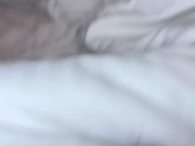 Mi hermanastra quiere que la acompañe en un viaje y termina chupándome la verga 1/16