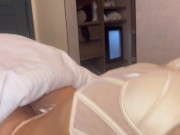 Mi hermanastra quiere que la acompañe en un viaje y termina chupándome la verga 2/16