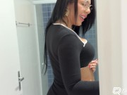 Corretora de imóveis gostosa da encima do cliente que fodeu ela no pelo dentro do apartamento 5/16