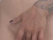 Banho delicioso de uma  querendo pau na bucetinha... 10/16