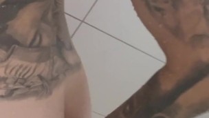 Banho delicioso de uma querendo pau na bucetinha...