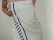 Petite traviesa con los dedos mojados 1/16