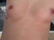 Y a presque plus de sperme dans ses couilles mais je suce encore et il joui sur mes petits seins 15/16