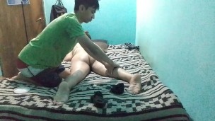 Le hago un masaje relajante y se quita su vestido