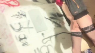 Фембой гуляет голий на улисе с дилдом в попе