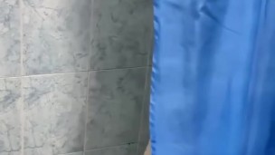 Se ducha y después se pone cachonda mujer latina culona