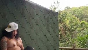 Fumando mientras una perra CHUPA mi arnés como una Polla REAL