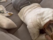 Je reçois son sperme sur mes petits seins après l avoir sucé 1/16