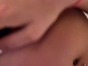 Femme sexy se masturbe en cabine publique de mall 5/16