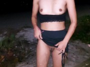 Desfilando pelas ruas de minissaia micro e mostrando tudo bunda buceta peito quase fomos pegos 7/16