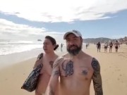 Salimos a caminar desnudos a la playa 2/16