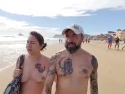 Salimos a caminar desnudos a la playa