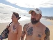 Salimos a caminar desnudos a la playa 9/16