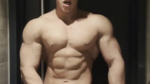 YOUNG STUD NUDE FLEXING