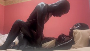 Latex Dominatrix: Airi e Mina em Ação Avassaladora
