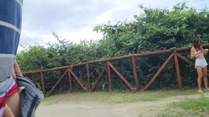 Masturbação arriscada em público para ruiva desconhecida que gostou!