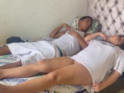 La cachonda de mi hermanastra esta aburrida y me pide que la folle se traga toda mi lechita