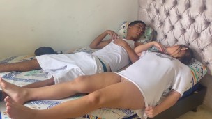 La cachonda de mi hermanastra esta aburrida y me pide que la folle se traga toda mi lechita