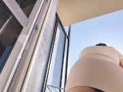 gostosa na varanda sem calcinha 12/16