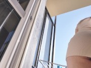 gostosa na varanda sem calcinha 4/16