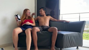 Veo a mi culona hermanastra saliendo para el gimnacio y la convenzo de ejercitarse con mi pene.