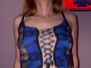 Pequeña hermanastra Argentina me muestra su nueva lenceria