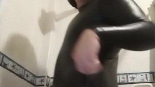 Linda femboy haciendo cosplay de raven mostrando su culito