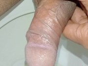 绝望的年轻人撒尿，长而愉快，从侧面，大而有毒的阴茎 - Screenshot 14 of 16 - Golden Shower
