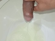 绝望的年轻人撒尿，长而愉快，从侧面，大而有毒的阴茎 - Screenshot 4 of 16 - Golden Shower
