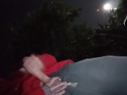 Gozar no quintal com pessoas passando 10/16