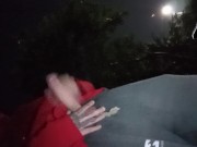 Gozar no quintal com pessoas passando 11/16