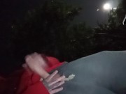 Gozar no quintal com pessoas passando 13/16