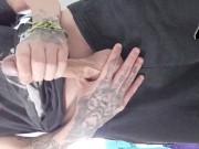 Gozar no quintal com pessoas passando 2/16