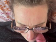 Je voulais me reposer mais il mets sa bite dans ma bouche et jouit sur mes lunettes 16/16