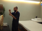 Mi clienta recibe mi masaje erótico como regalo de su marido y termina CABALGANDO mi INMENSA verga 1/16